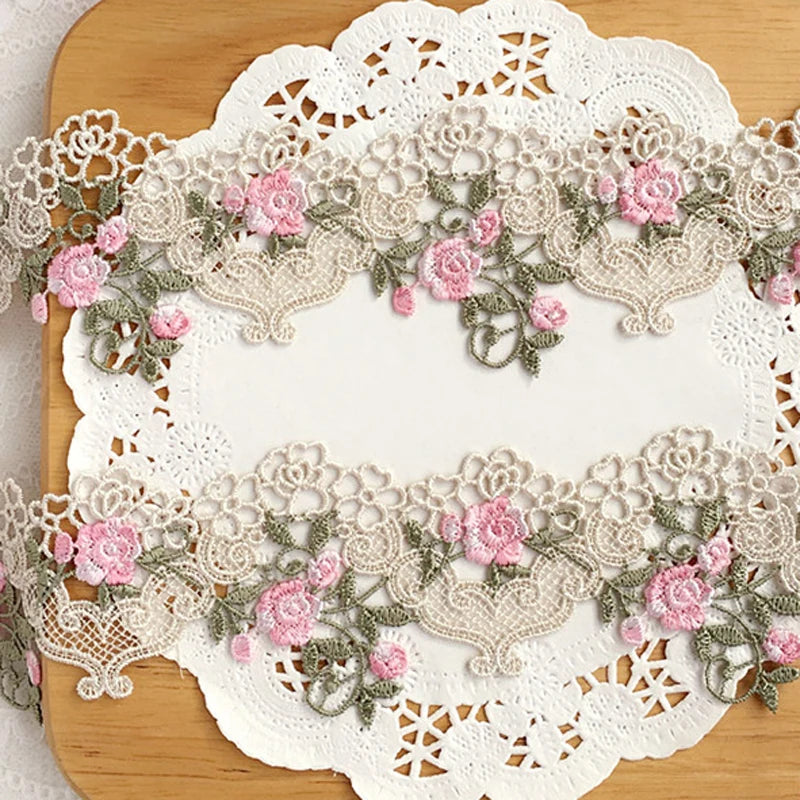 ruban dentelle motifs fleurs relief beige rose vert largeur 5.5cm vintage romantique