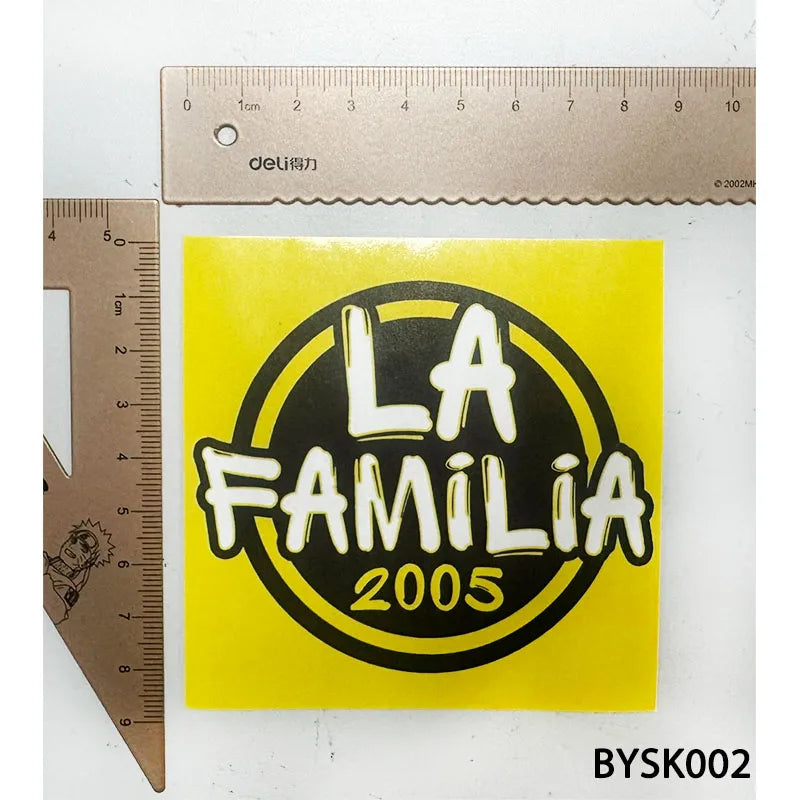autocollants stickers familia 2005 logo cochon hébreu sport graphique noir jaune blanc gris mur