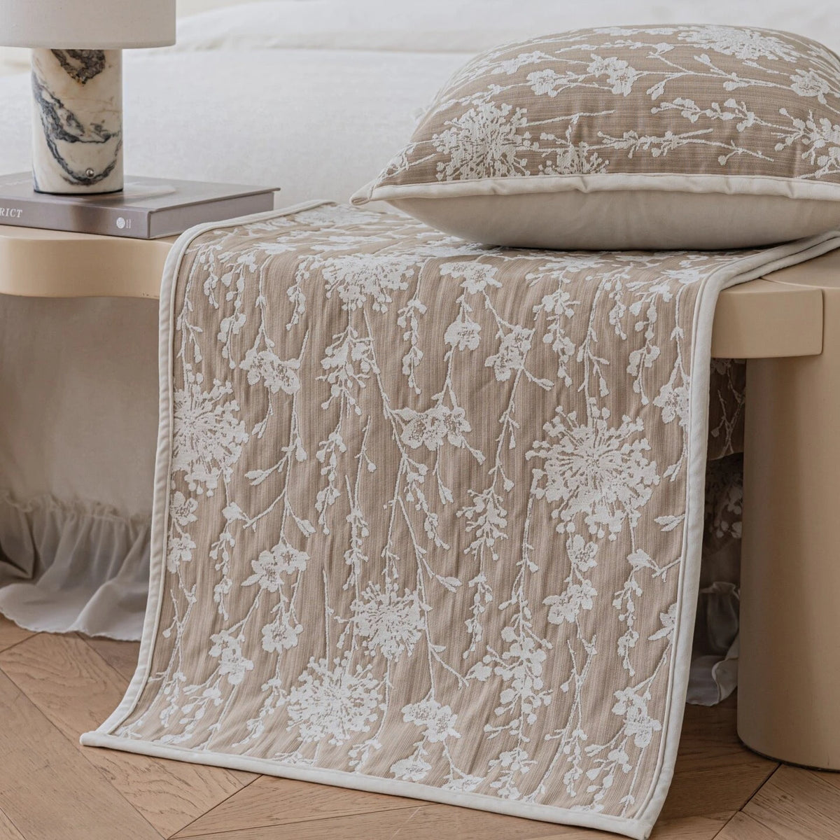 couvre lit jacquard motif floral beige classique décoration maison ornements textiles fixations