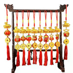 décoration murale chinoise artisanale rouge doré motifs traditionnels papier brodé pompons cloche festive