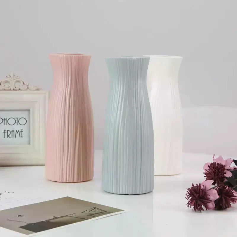 vases decoratifs modernes minimalistes rose bleu vert blanc lignes verticales texturées fleurs artificielles
