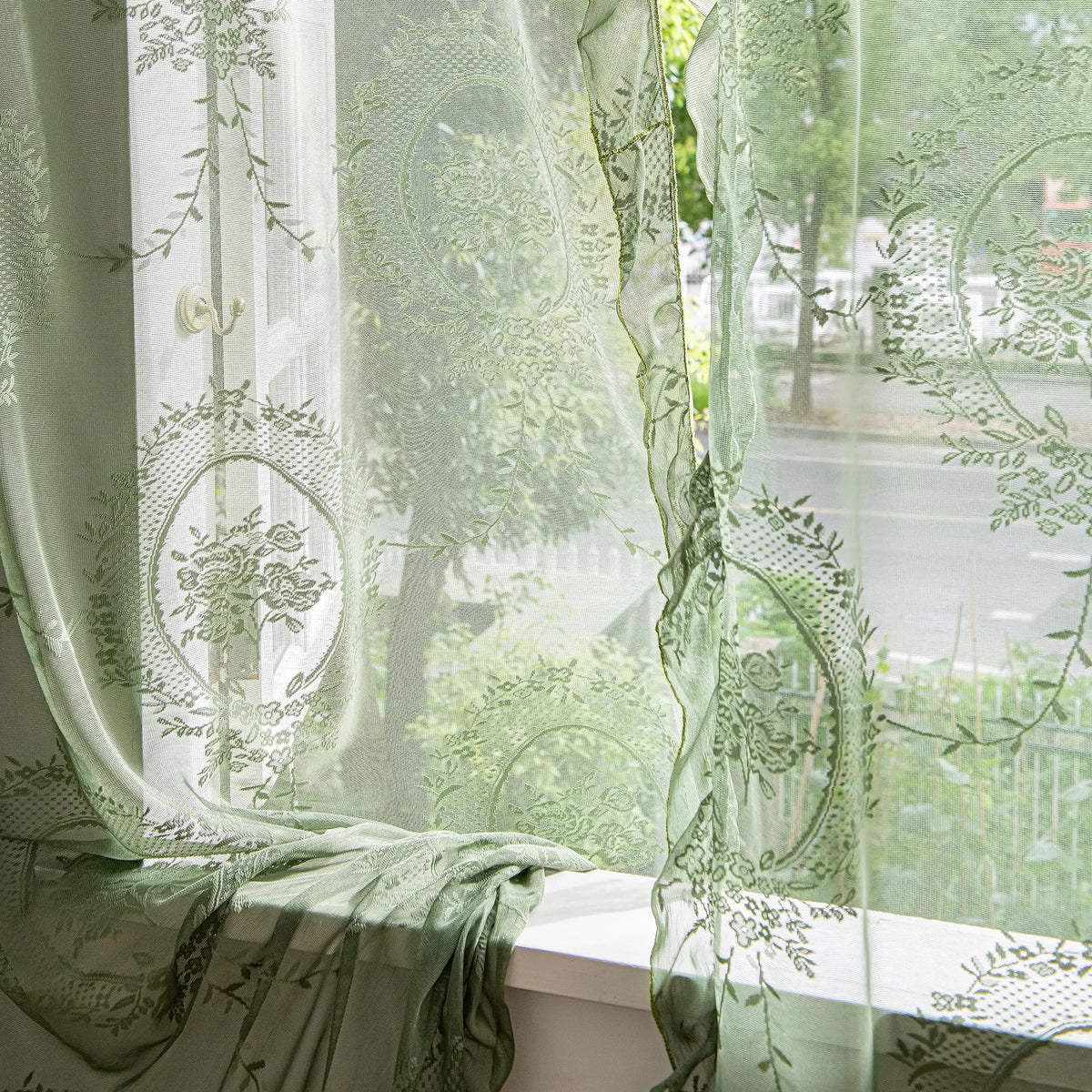 rideau vert clair broderie florale transparent classique salon hospitalité