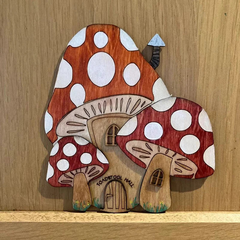 décoration maison porte miniature bois fantaisie motifs champignons rouges vertes