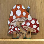 décoration maison porte miniature bois fantaisie motifs champignons rouges vertes