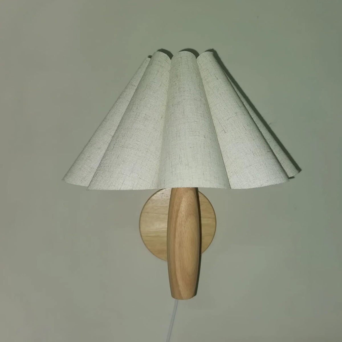 lampe murale plissée bois blanc moderne interrupteur bouton éclairage chambre coucher rustique