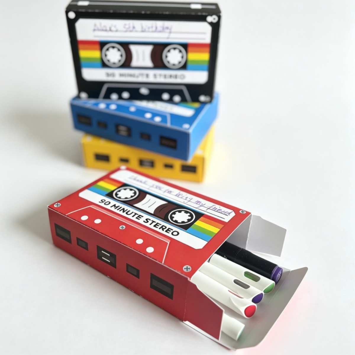 boîtes cassette vintage rétro années 80 90 rouge noir bleu jaune blanc