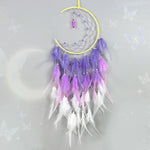 Ce rêve capteur violet et blanc est décoré de plumes et de cristaux, donnant une touche bohème et apaisante.