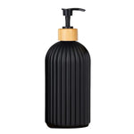 distributeur savon liquide noir blanc rayures moderne pompe pression étiquette bois savon shampoo conditioner