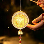 lampe suspendue artisanale or blanc rouge ornements floraux motifs géométriques cloche pompon anniversaire noël