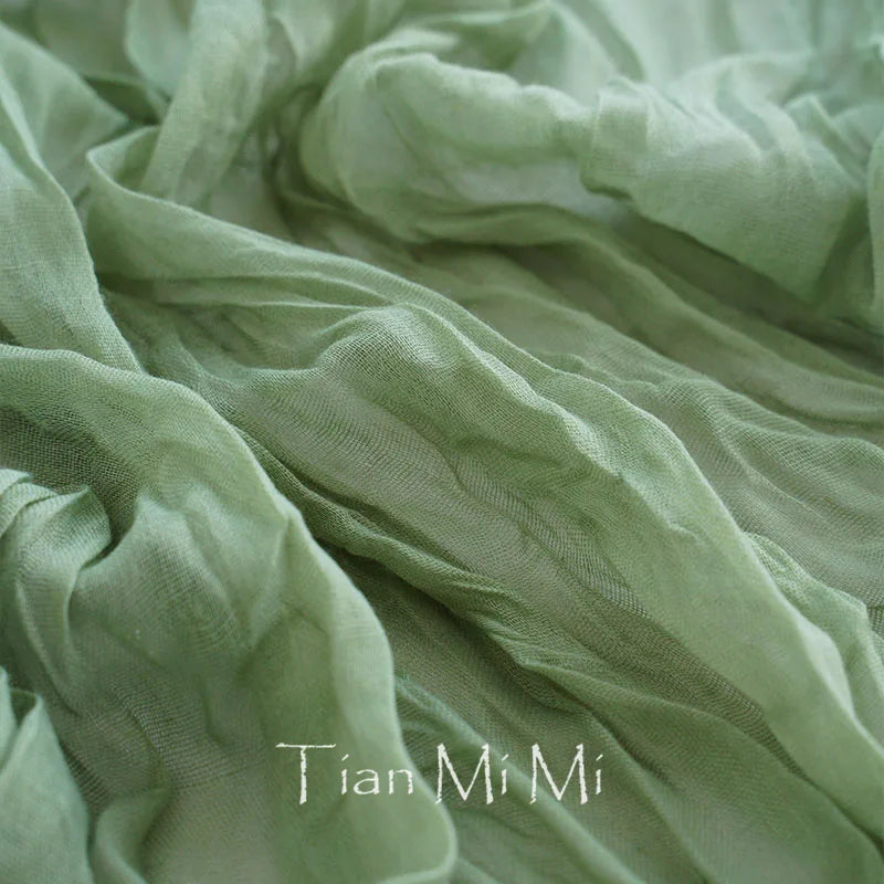 Un tissu vert tendre et élégant avec un motif délicat.