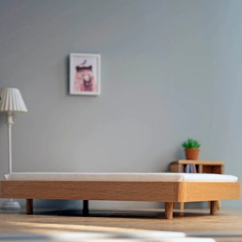 lit miniature moderne maison poupée bois blanc tête lit matelas couette oreillers lampe tableau