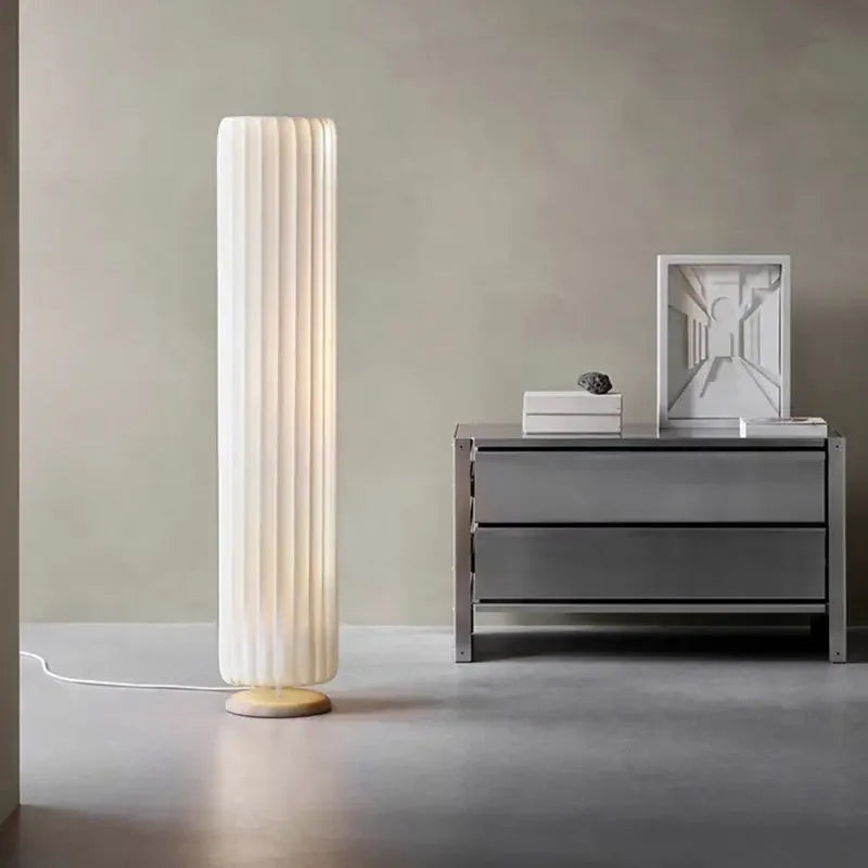 lampe sol moderne blanche tissu rayures verticales cylindrique salon chambre intérieur chic