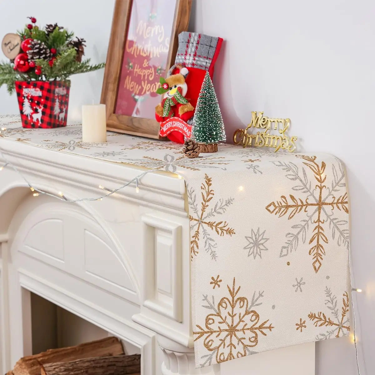 Une décoration de Noël avec des éléments festifs tels qu'un cadre, un arbre décoratif et des détails dorés sur une surface blanche.