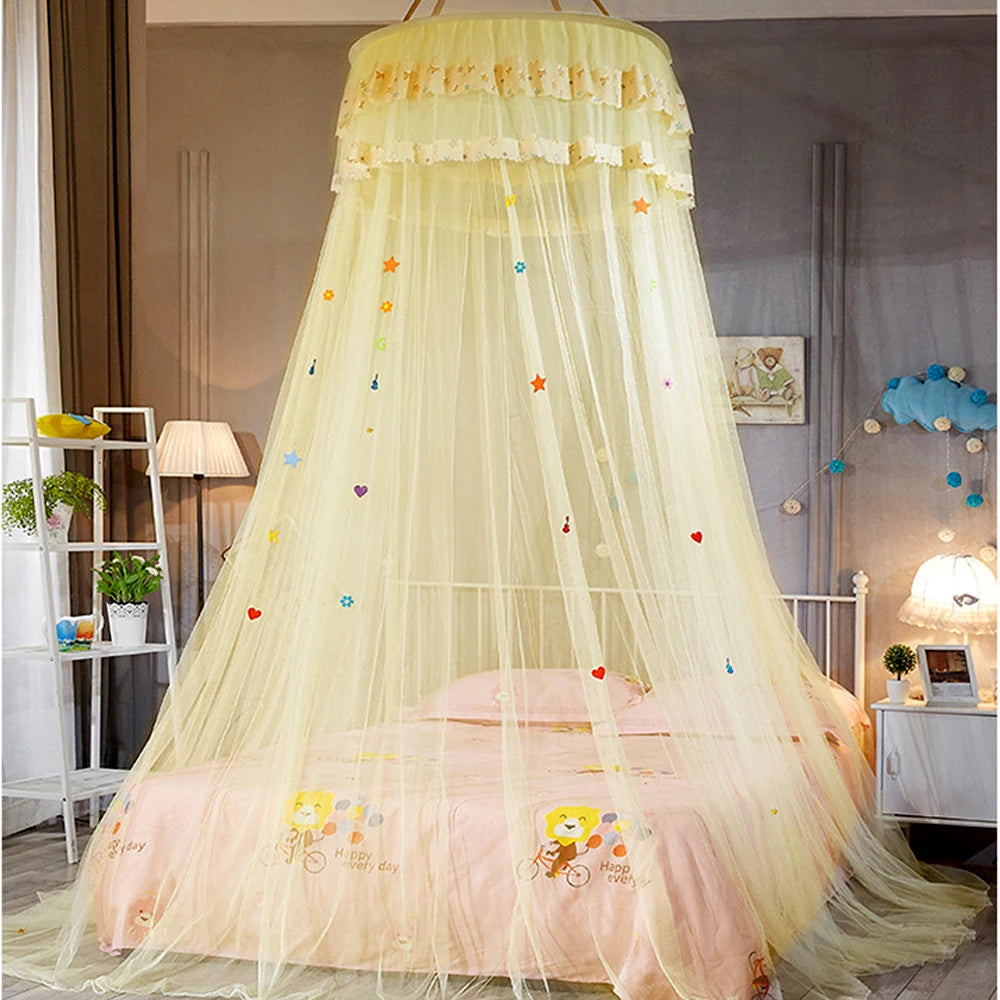 rideau lit enfant transparent étoiles colorées bordure dentelée rose bleu jaune suspendu chambre magique