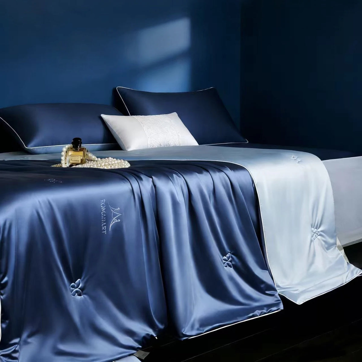 couette d'été soie bleue broderie élégante rafraîchissante oreiller fixations