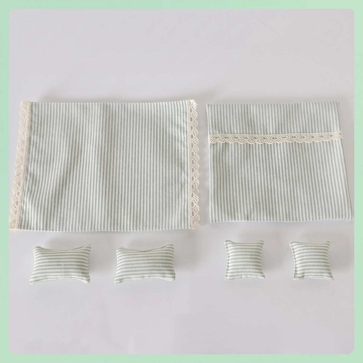 Literie maison poupée lit couverture taies oreiller jaune vert rayé dentelle pois rustique