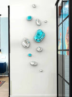 Installation de la décoration murale dans un intérieur contemporain