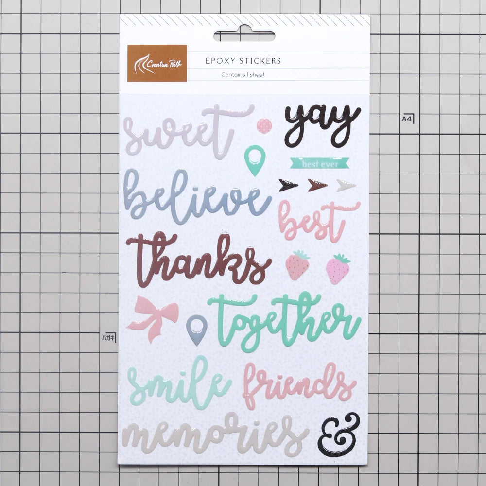 sticker epoxy violet bleu clair rose vert lettres stylisées fraises points decoration écriture fluide