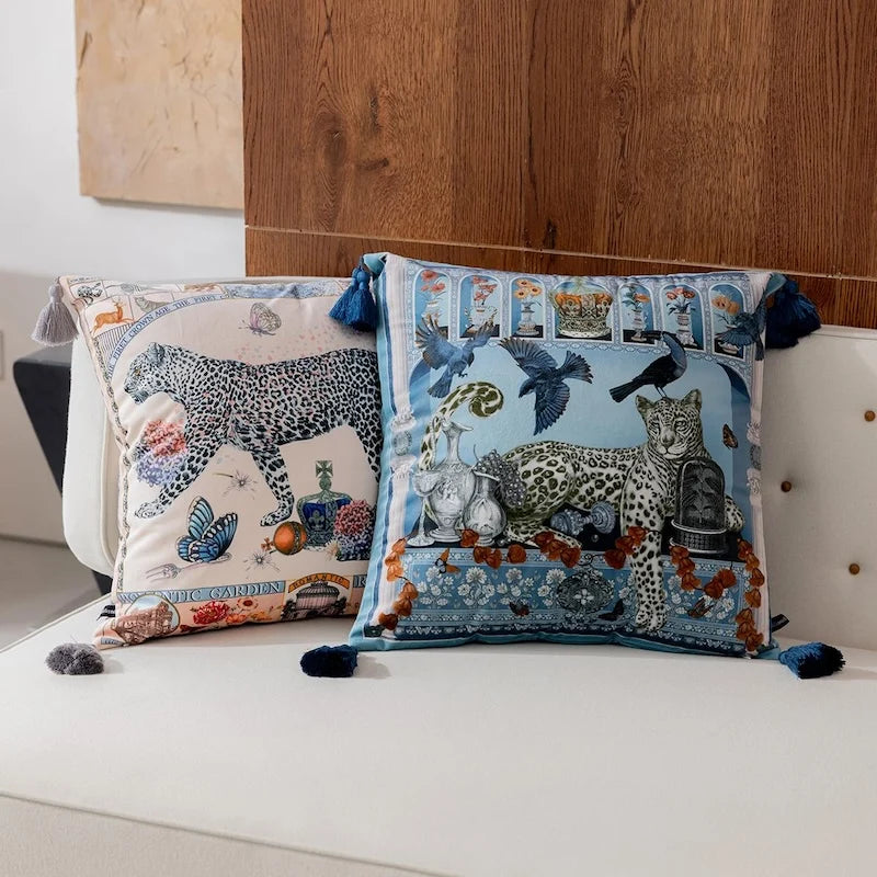 coussin velours bleu léopard oiseaux vases motifs floraux vintage décoratif intérieur sofa chaise voiture