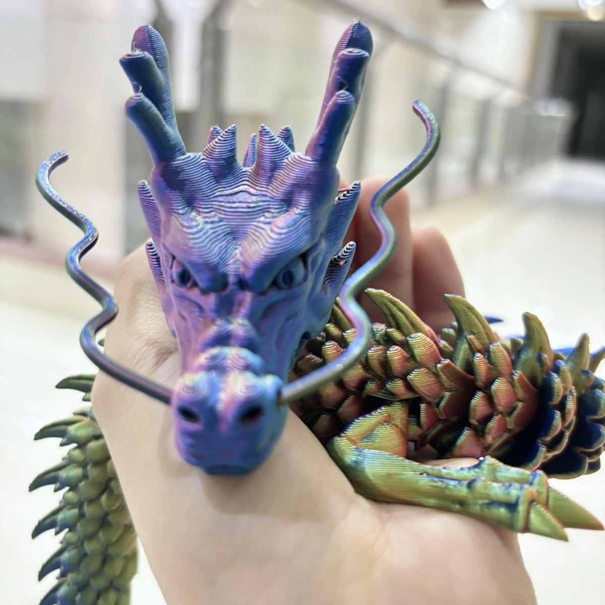 figurine dragon violet bleu vert brillante décoration fantaisie détaillée maison