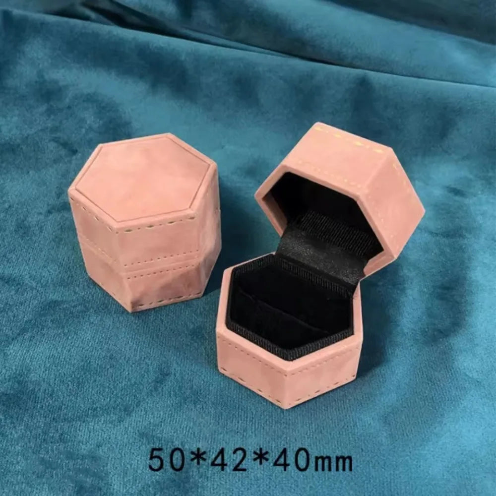 boîte bijoux velours rose verte bleu moderne élégante rangement bague mariage anneaux hexagonale fente