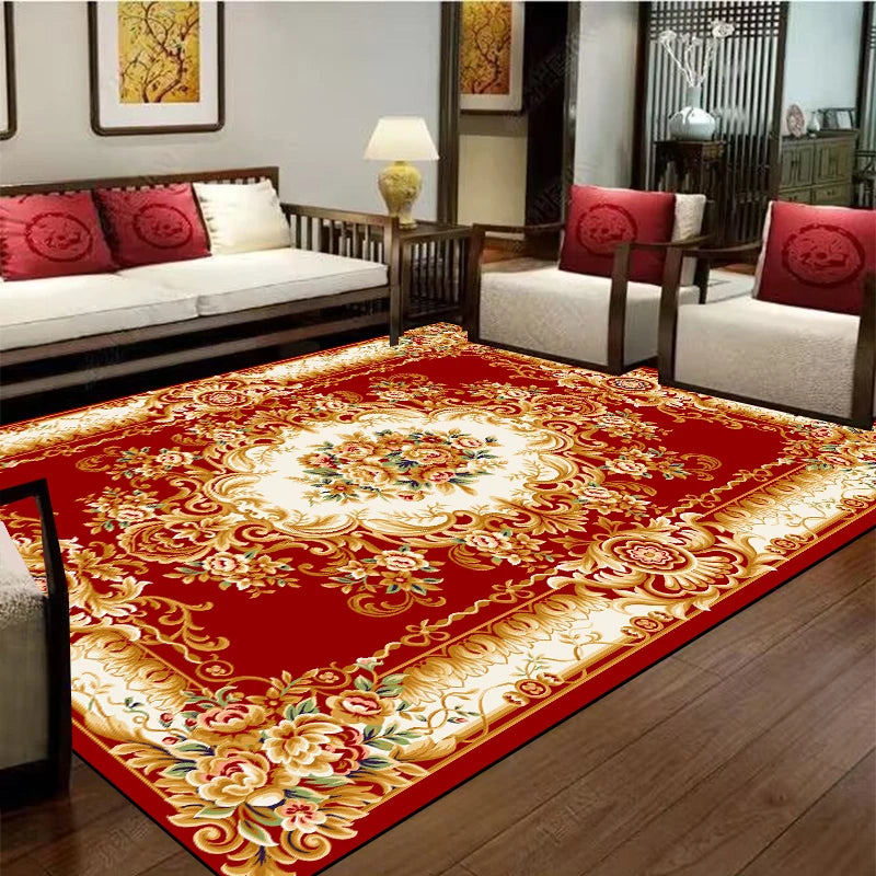 Un tapis épais et richement décoré de motifs floraux dorés sur un fond rouge éclatant, placé au centre d'un salon élégamment meublé.