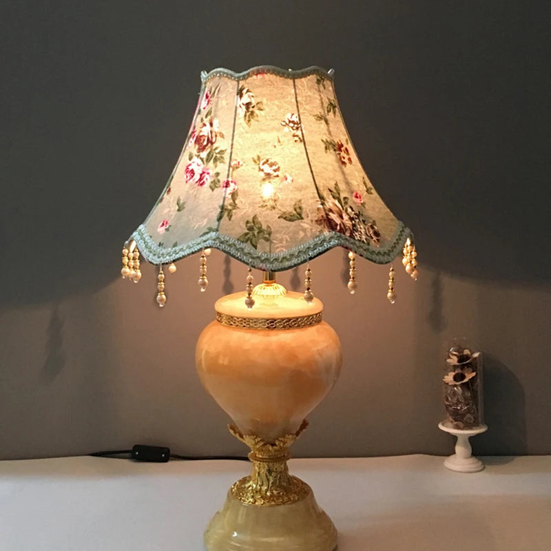 Abat-jour lampe de chevet en tissu or avec détails dentelle et frange