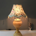 Abat-jour lampe de chevet en tissu or avec détails dentelle et frange