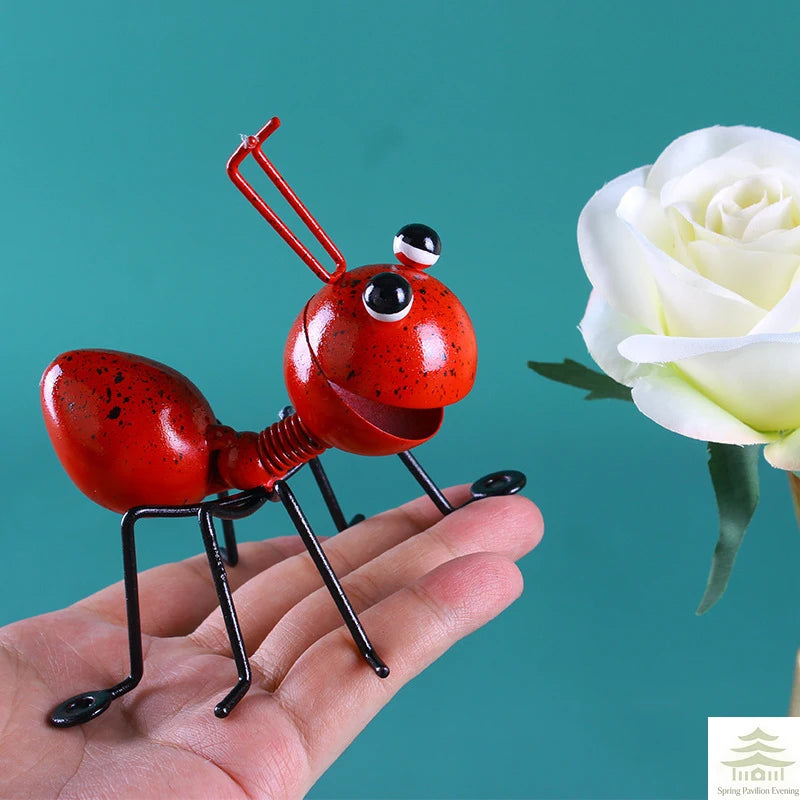 figurines insectes métal vert bleu rouge orange points noirs artisanal extérieur