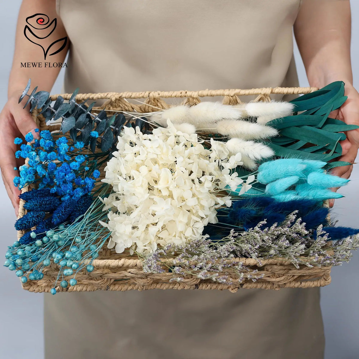 bouquet fleurs séchées bleu blanc vert plumes eucalyptus décoration maison anniversaire mariage