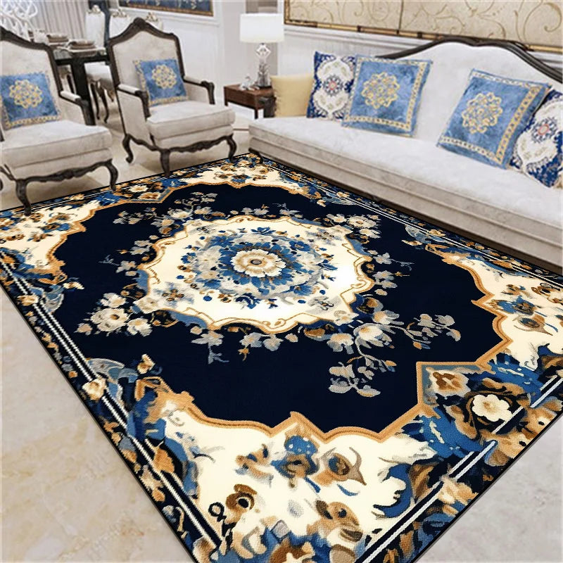Tapis persan élégant aux motifs floraux bleus et dorés sur fond bleu marine, posé dans un salon au style vintage avec des fauteuils et un canapé beige.