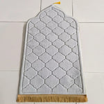 tapis géométrique moderne élégant vert clair bleu marine rouge rose gris clair franges dorées