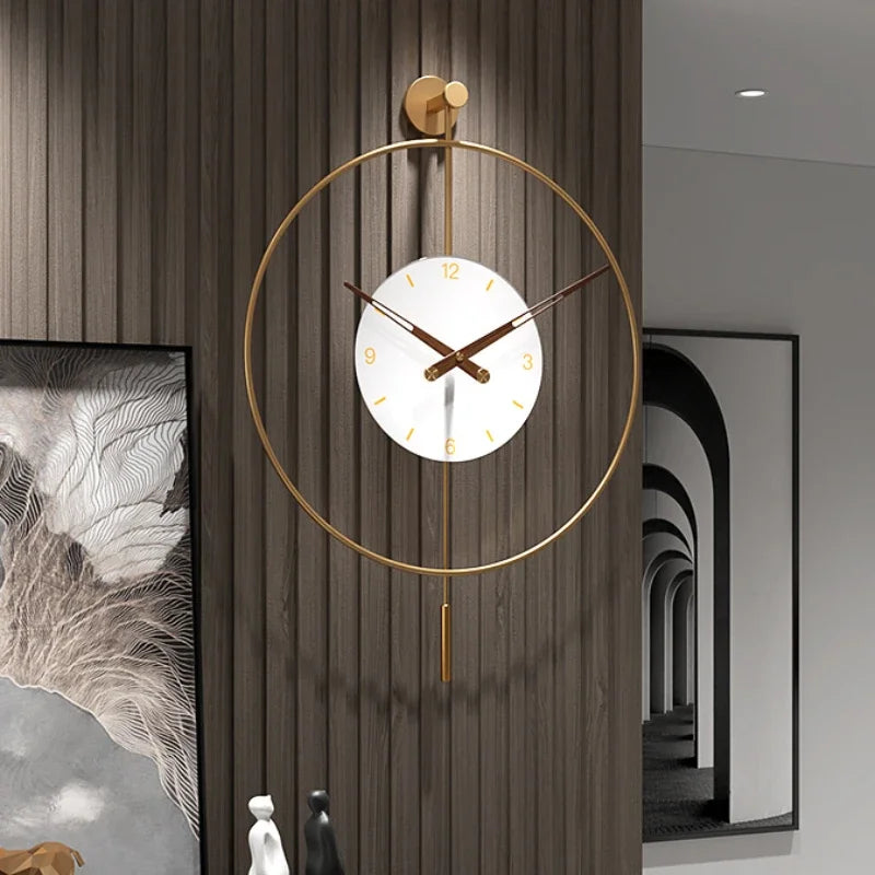 Vue de face de l'horloge murale rouge avec motif nature morte