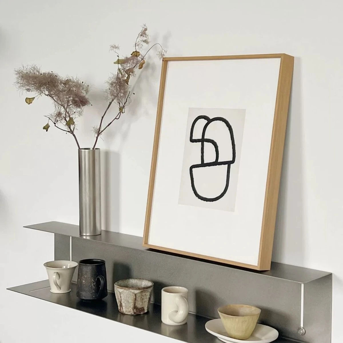 étagères murales modernes métal gris clips suspension présentation plantes vases statues cadres livres bougeoirs
