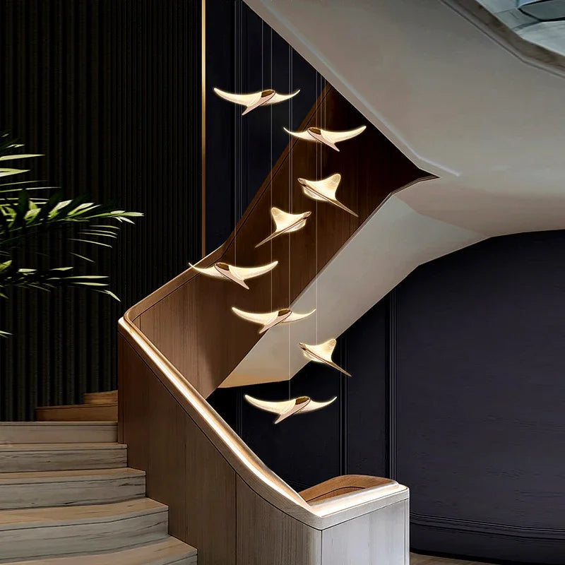 suspension lumineuse or oiseaux stylisés contemporaine minimaliste salon chaînes fixations métal lumière blanche chambre