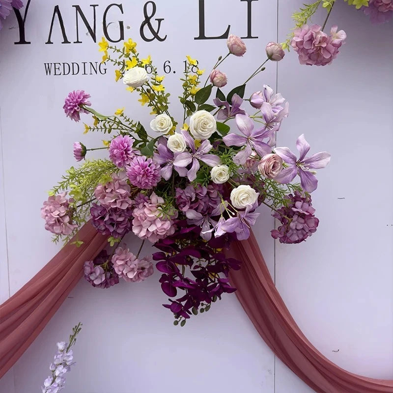 décoration événement extérieur mariage anniversaire roses fleurs variées feuillage dense tissu rouge romantique élégant