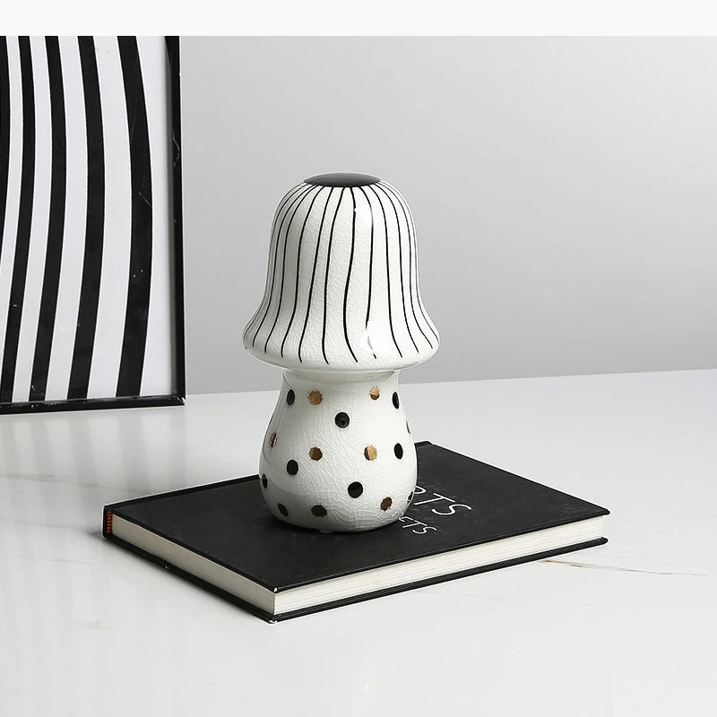 décoration intérieure moderne statue champignon peint rayures pois or blanc noirscrição abstraite contemporaine