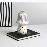 décoration intérieure moderne statue champignon peint rayures pois or blanc noirscrição abstraite contemporaine