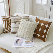 coussin decoratif boheme beige marron blanc motif geometrique texture franges moderne chaleureux
