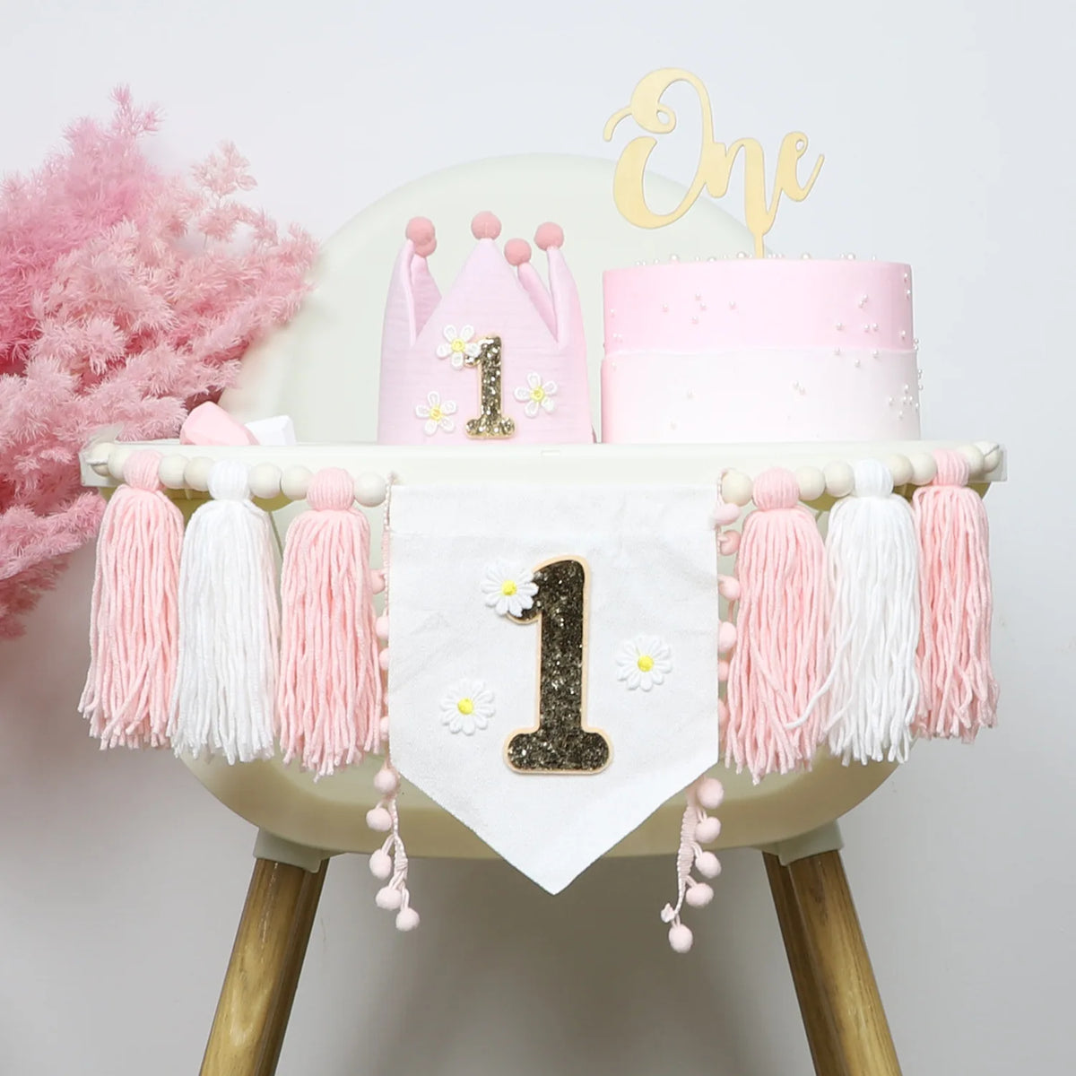 couronne bannière anniversaire fille rose fleurs pompons chiffre décoration fête enfant boho