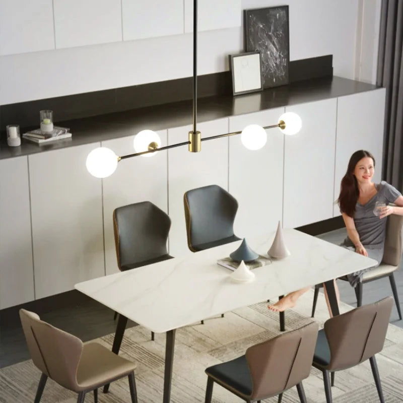 suspension lumineuse moderne minimaliste noir doré blanc sphères translucides métal poli