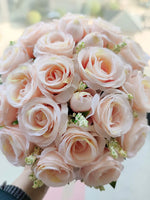 bouquet fleurs artificielles roses blanches vertes mariage blanc voile romantique classique