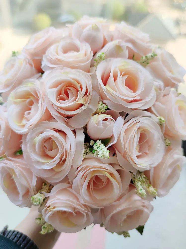 bouquet fleurs artificielles roses blanches vertes mariage blanc voile romantique classique
