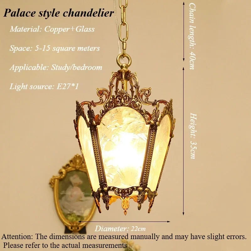 lampe suspendue or blanc translucide verre taillé ornements dorés classique baroque chaîne métallique