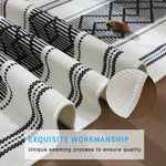 tapis table moderne rayures noires blanc bordure élégante assiettes couverts blancs