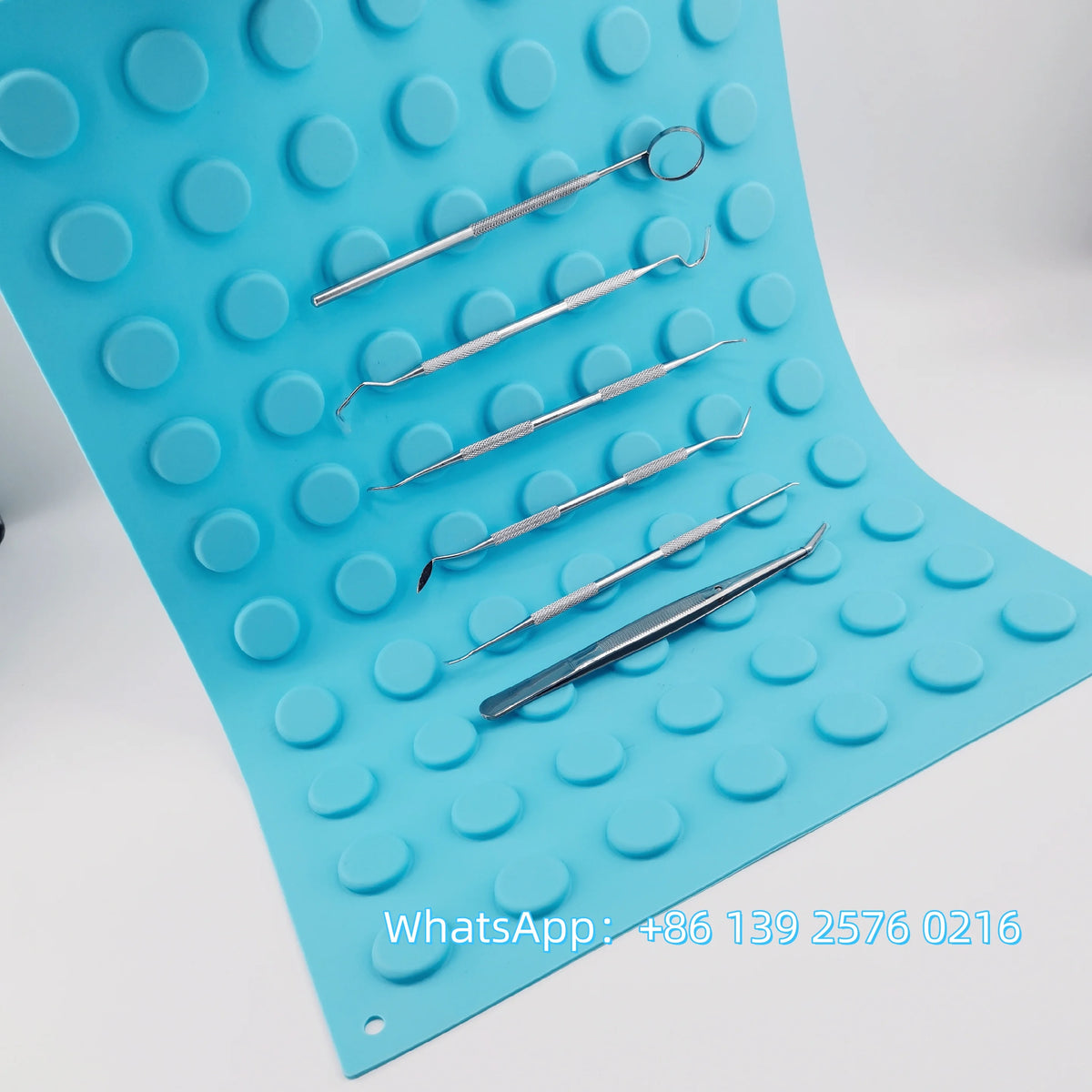 plateau instruments dentaires bleu turquoise texturé cercles relief opaques professionnel