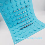plateau instruments dentaires bleu turquoise texturé cercles relief opaques professionnel