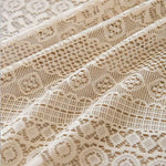 rideau polyester semi transparent motif dentelle beige clair classique vintage tassellets blancs maison hospitalité