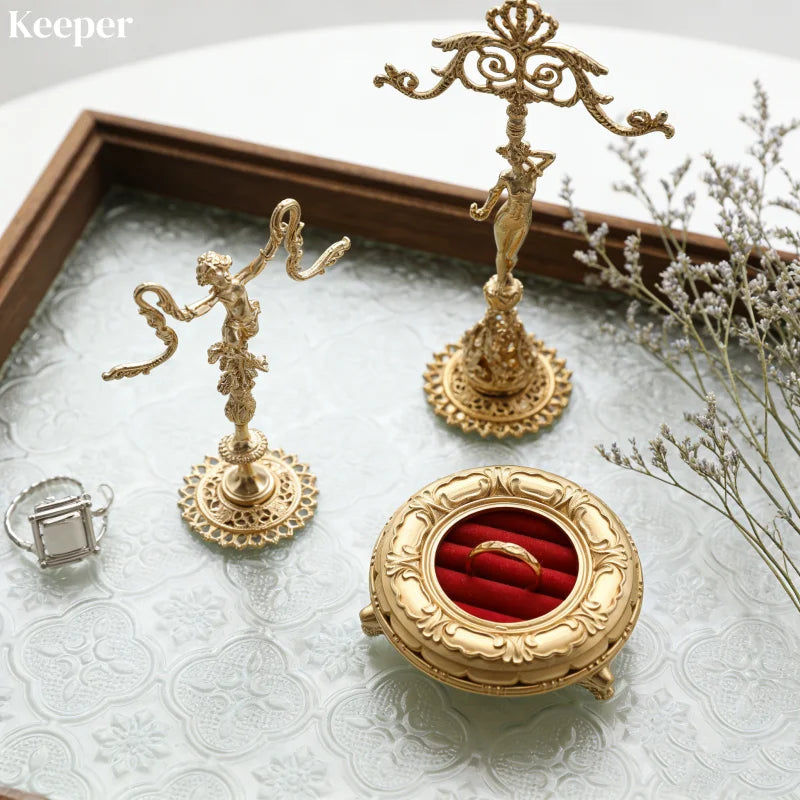 présentoir bijoux or rouge baroque velours classique support bagues boucles doreilles colliers chambre