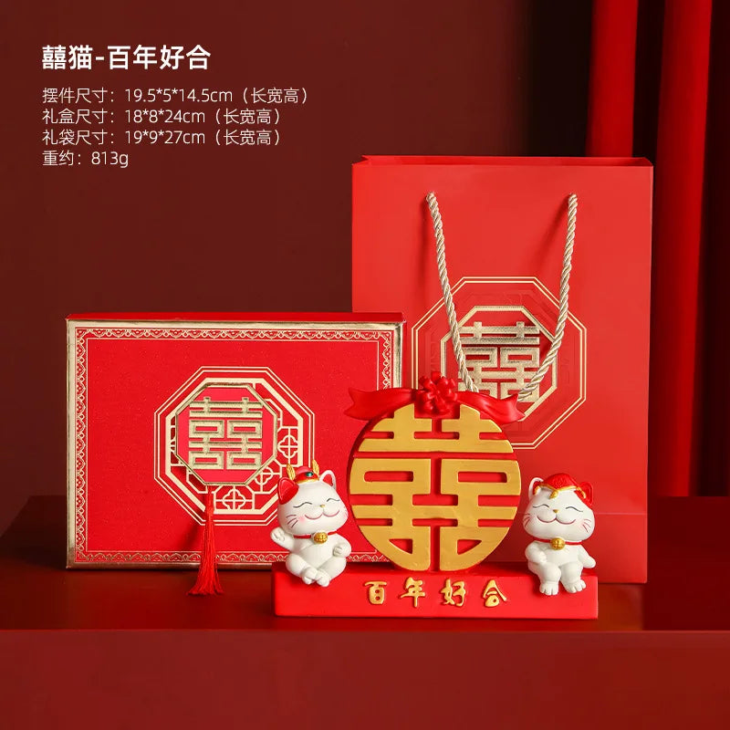 statue chat porte bonheur blanc doré artisanal détails dorés pochette rouge plateau texte rouge